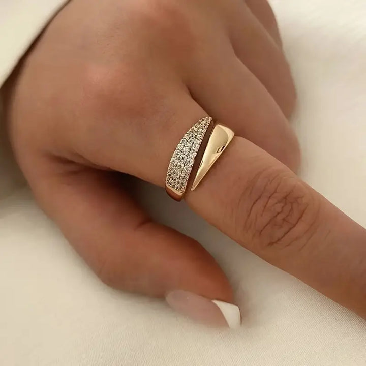 Elegantní zlatý prsten s třpytivým kamenem