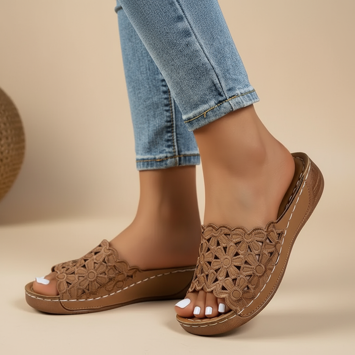 Emőke – květinové vykrojené ergonomické sandály