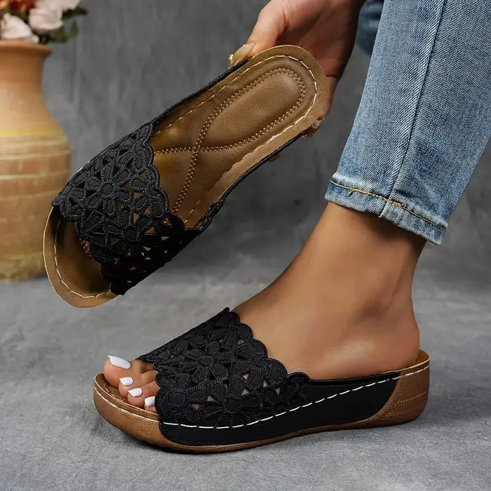 Emőke – květinové vykrojené ergonomické sandály