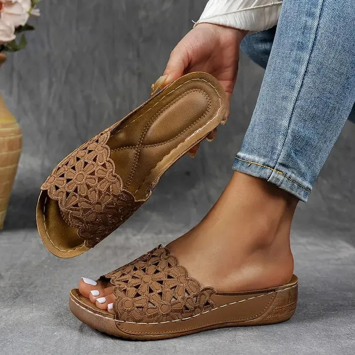Emőke – květinové vykrojené ergonomické sandály