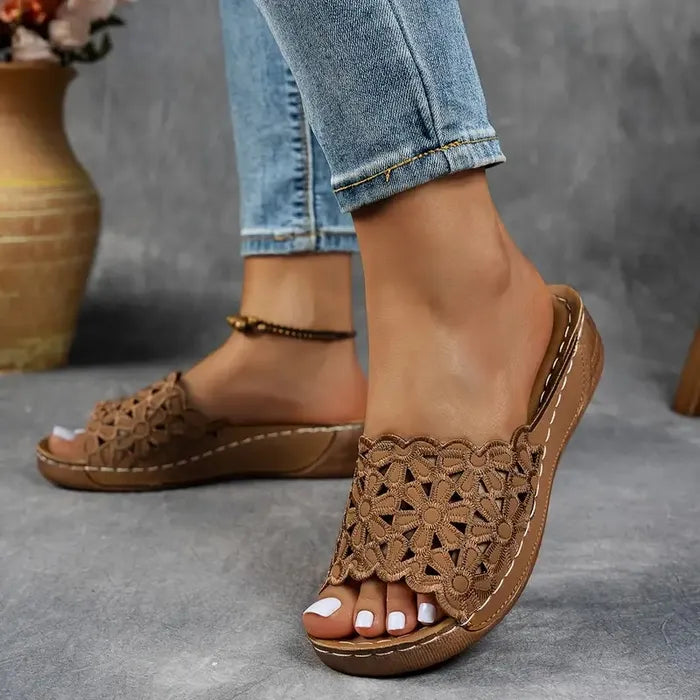 Emőke – květinové vykrojené ergonomické sandály