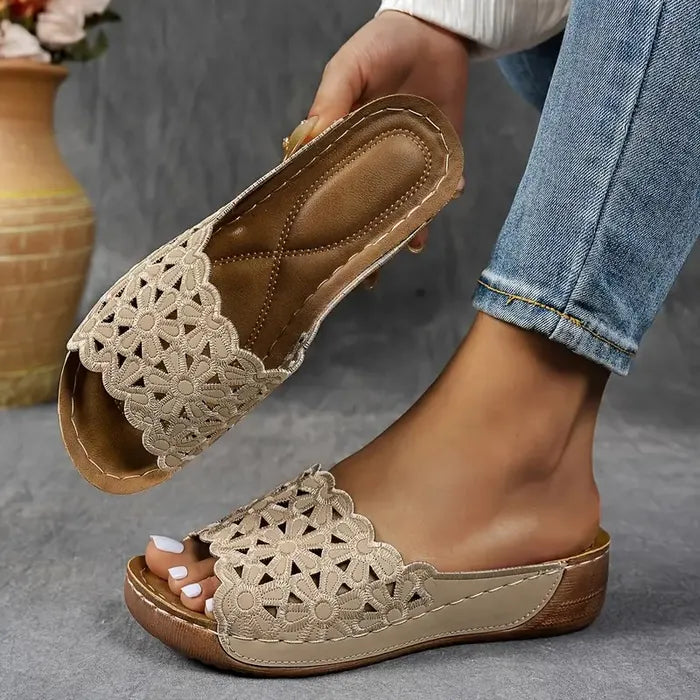 Emőke – květinové vykrojené ergonomické sandály