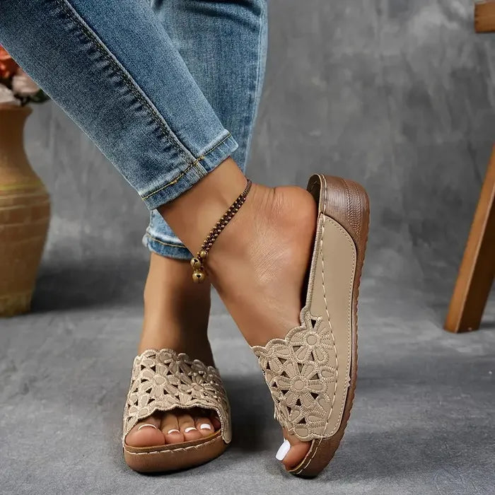 Emőke – květinové vykrojené ergonomické sandály