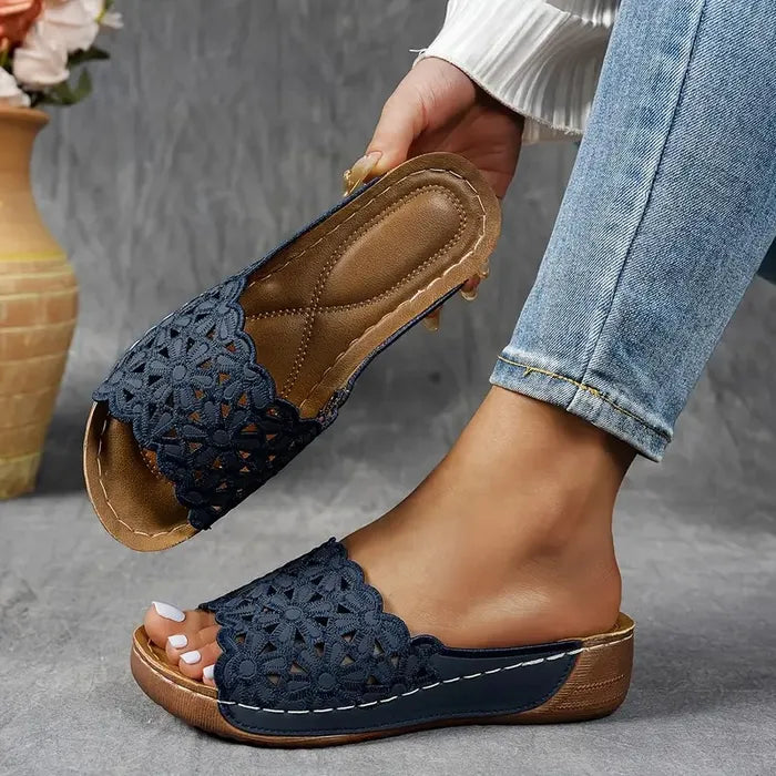 Emőke – květinové vykrojené ergonomické sandály